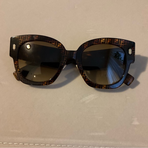 Authentic Fendi monogram brown gradient sunglasses - Picture 3 of 7